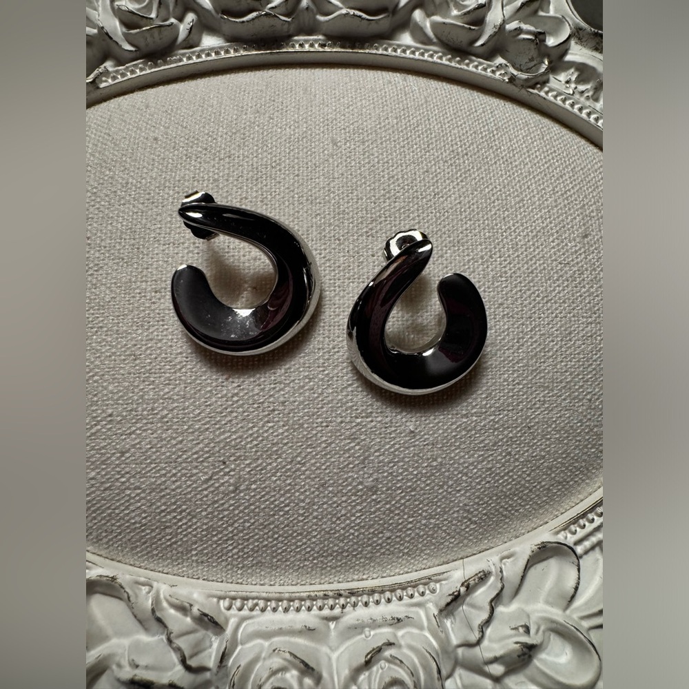 Avon Vintage Silver-tone earrings.✨